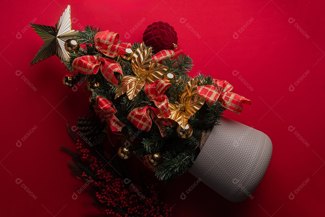 Decoração natalina festiva em fundo vermelho vibrante