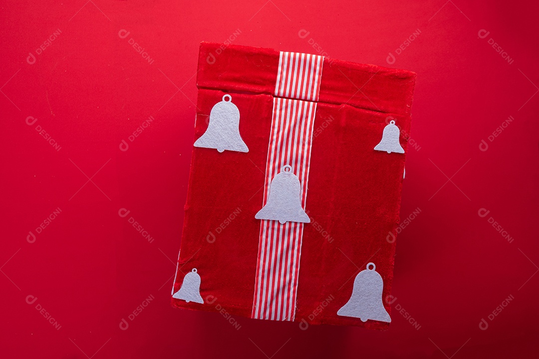 Decoração natalina festiva em fundo vermelho vibrante