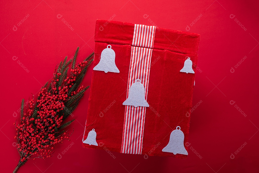 Decoração natalina festiva em fundo vermelho vibrante