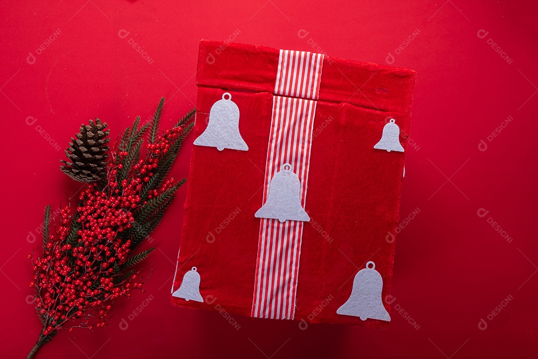 Decoração natalina festiva em fundo vermelho vibrante