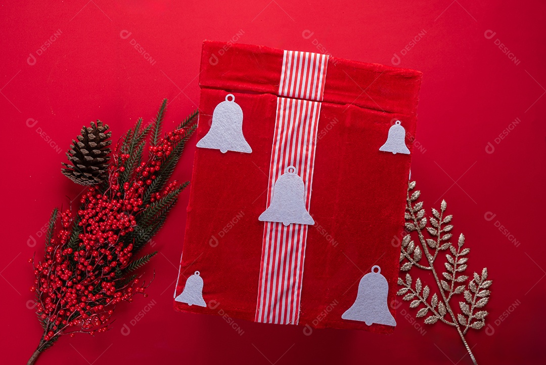 Decoração natalina festiva em fundo vermelho vibrante