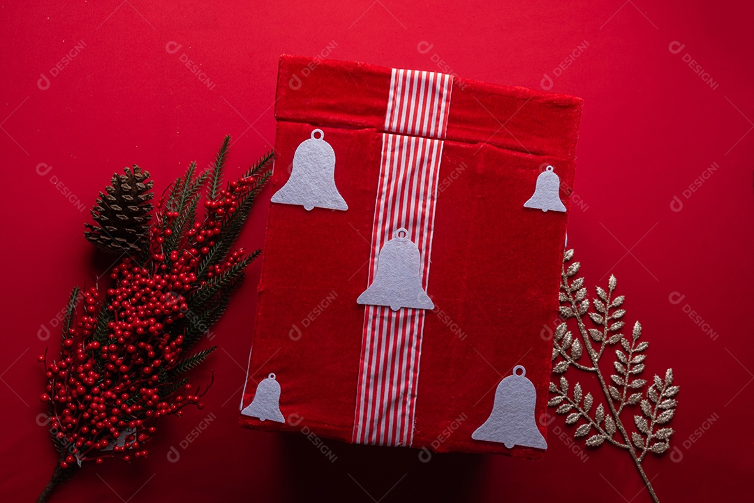 Decoração natalina festiva em fundo vermelho vibrante