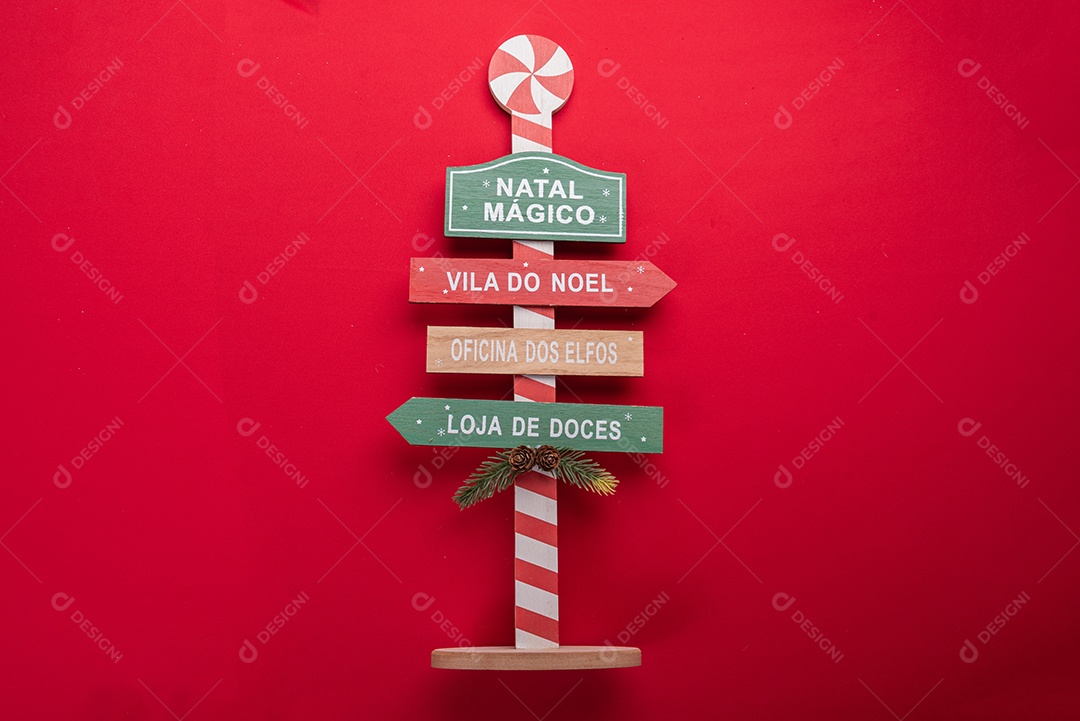 Decoração natalina festiva em fundo vermelho vibrante