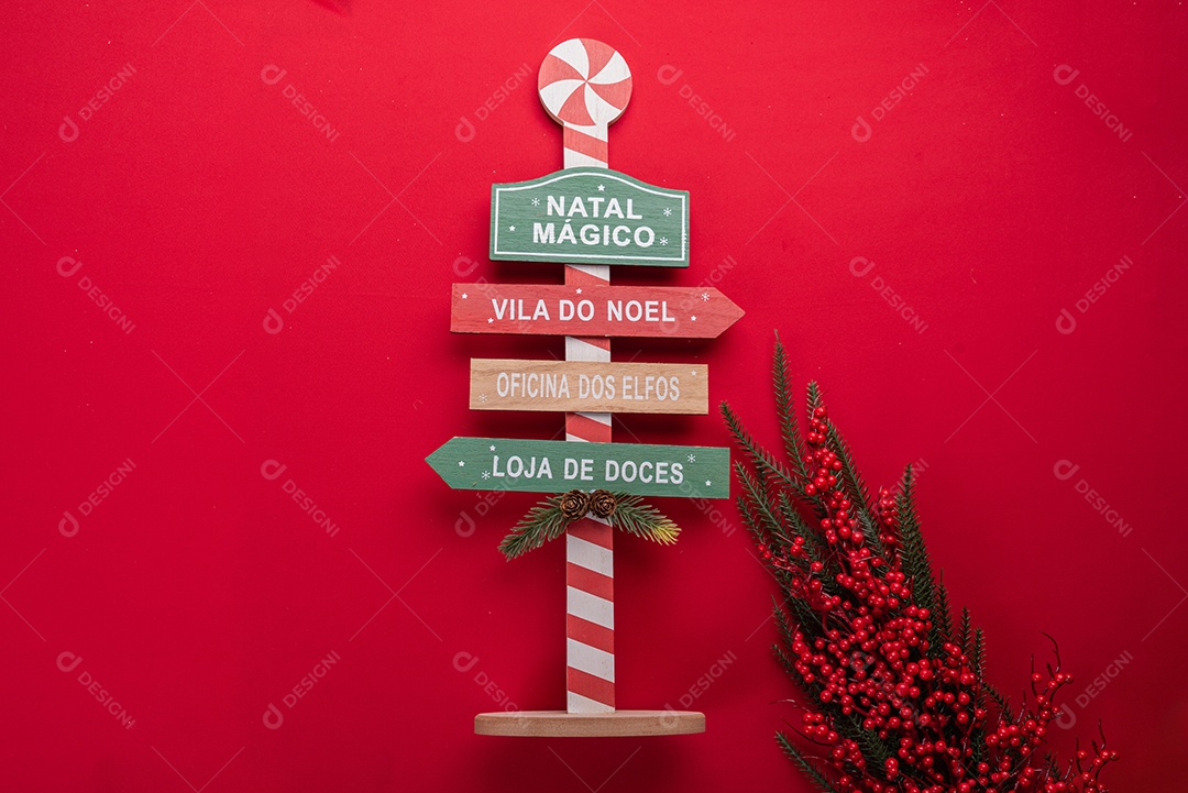 Decoração natalina festiva em fundo vermelho vibrante