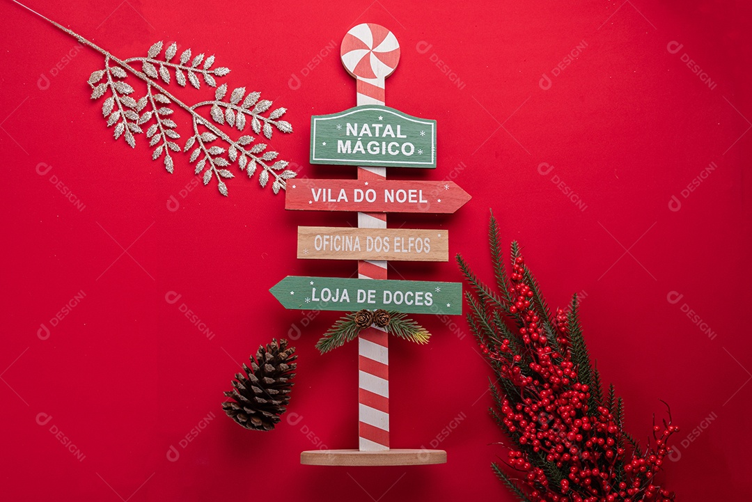 Decoração natalina festiva em fundo vermelho vibrante