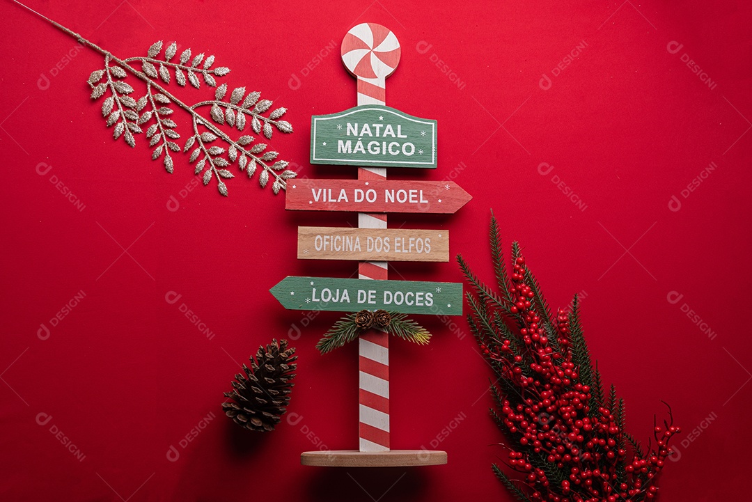 Decoração natalina festiva em fundo vermelho vibrante