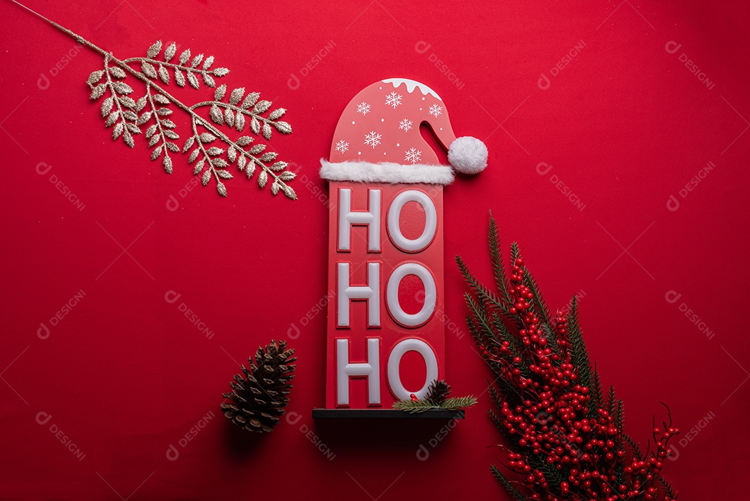 Decoração natalina festiva em fundo vermelho vibrante