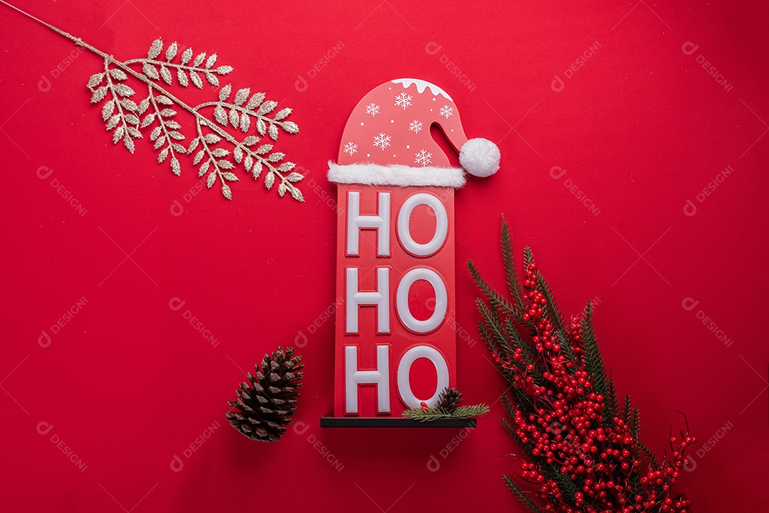 Decoração natalina festiva em fundo vermelho vibrante