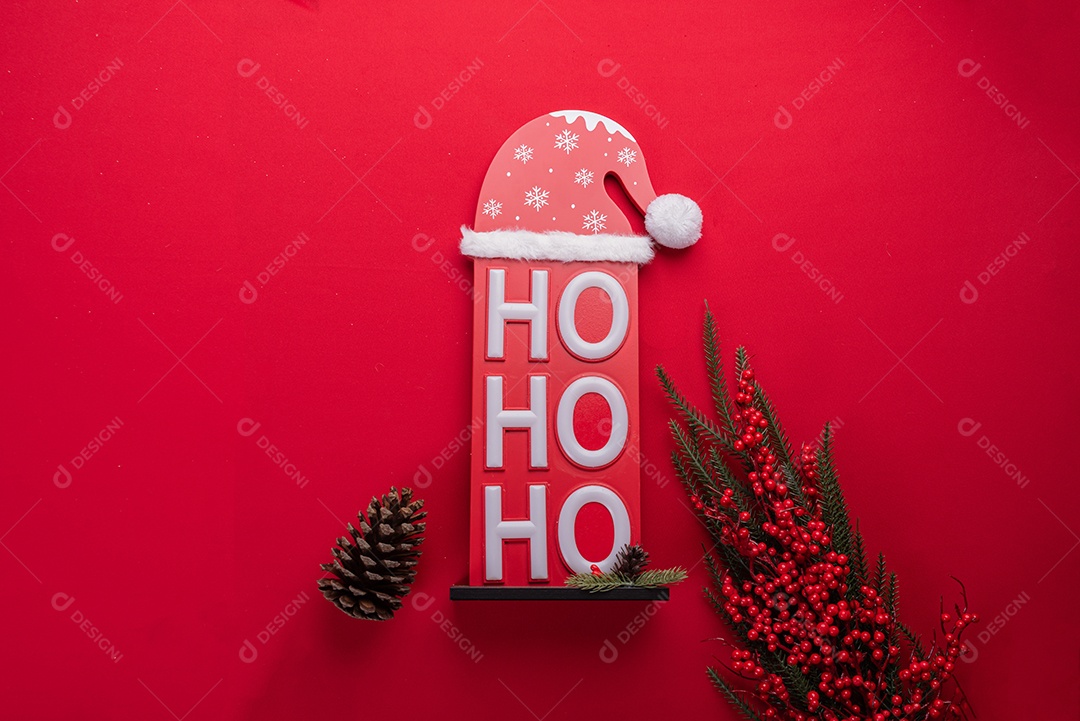 Decoração natalina festiva em fundo vermelho vibrante