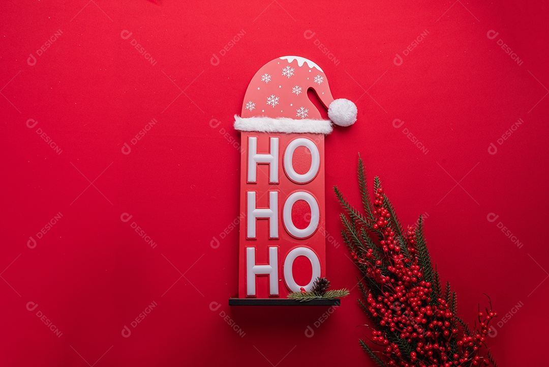 Decoração natalina festiva em fundo vermelho vibrante