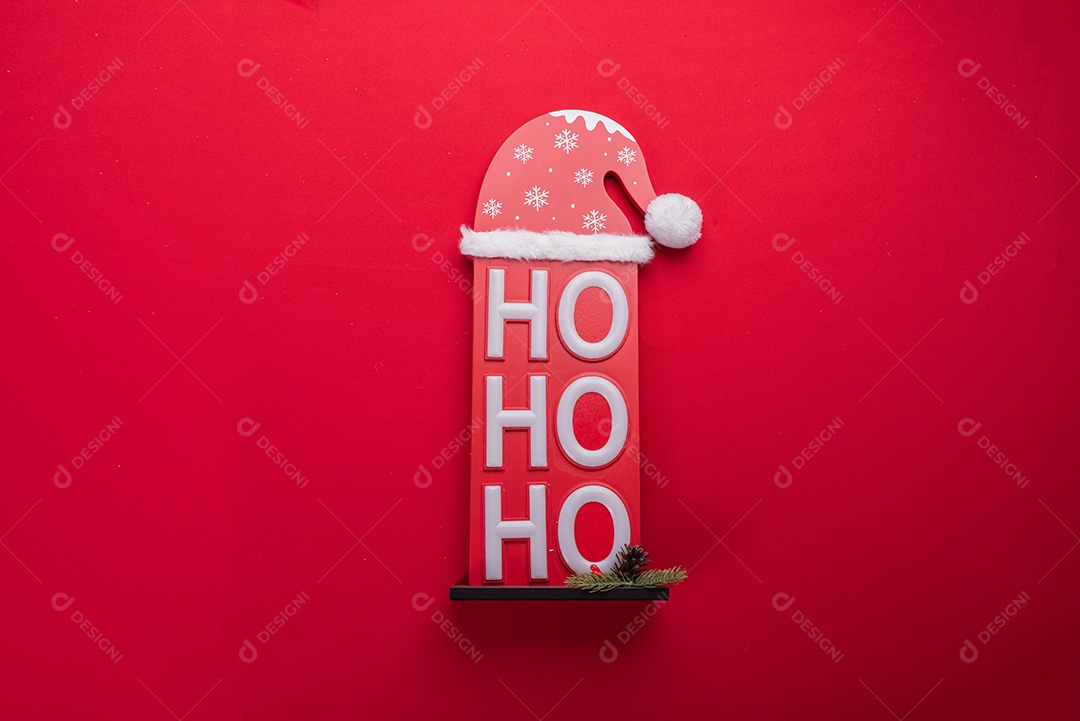 Decoração natalina festiva em fundo vermelho vibrante