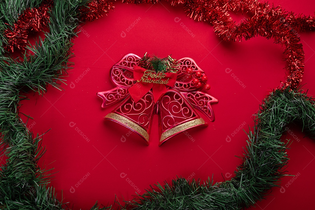 Decoração natalina festiva em fundo vermelho vibrante