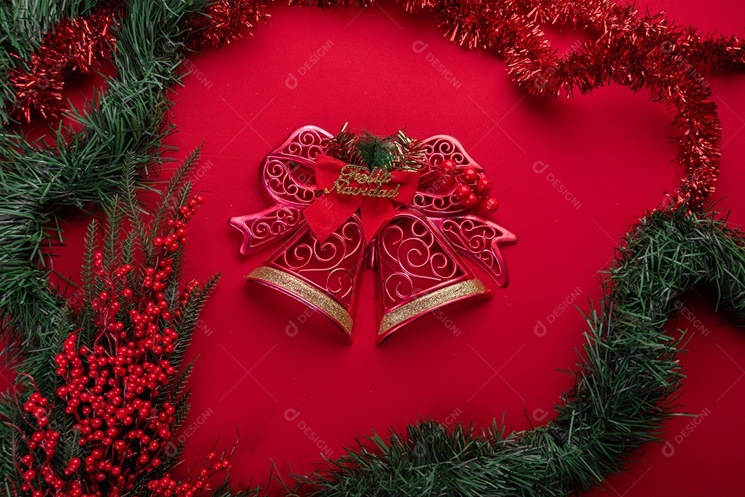 Decoração natalina festiva em fundo vermelho vibrante