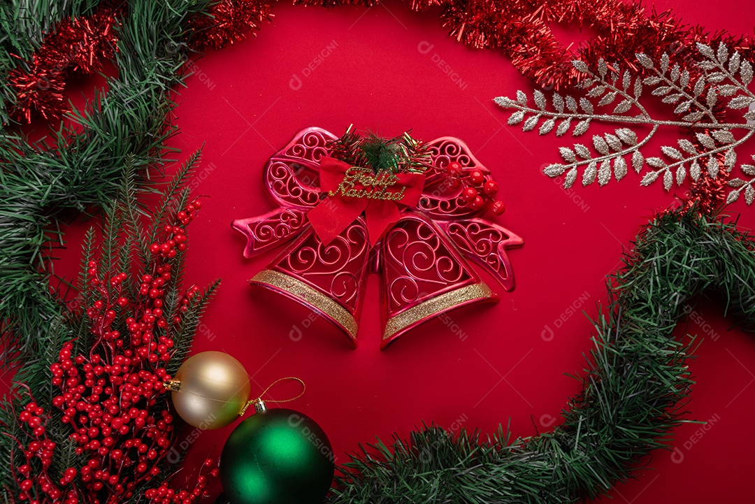 Decoração natalina festiva em fundo vermelho vibrante