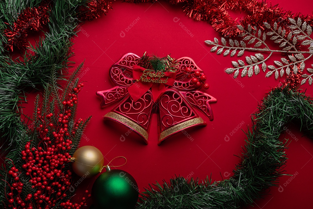 Decoração natalina festiva em fundo vermelho vibrante