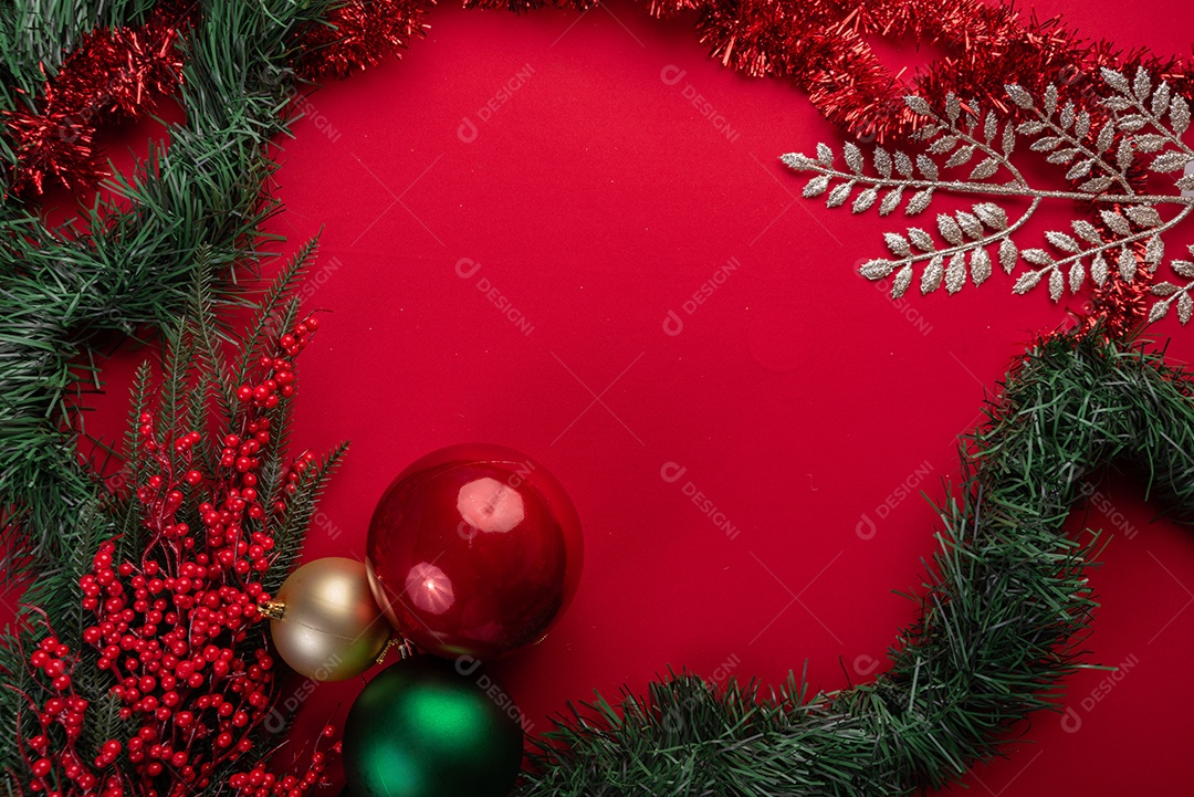 Decoração natalina festiva em fundo vermelho vibrante