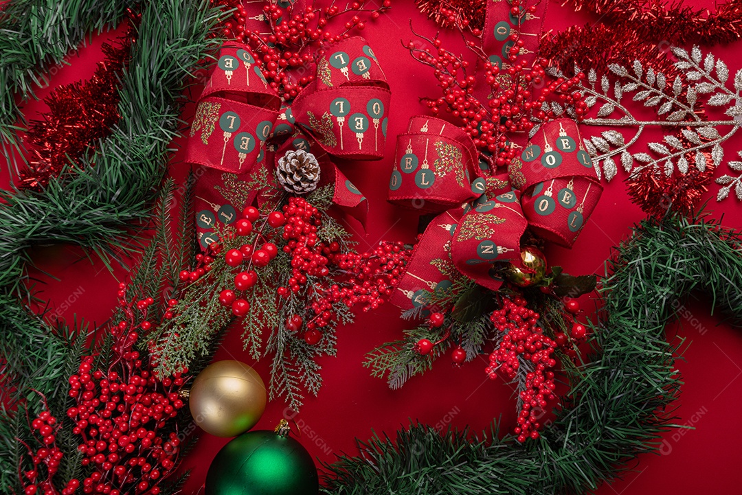 Decoração natalina festiva em fundo vermelho vibrante