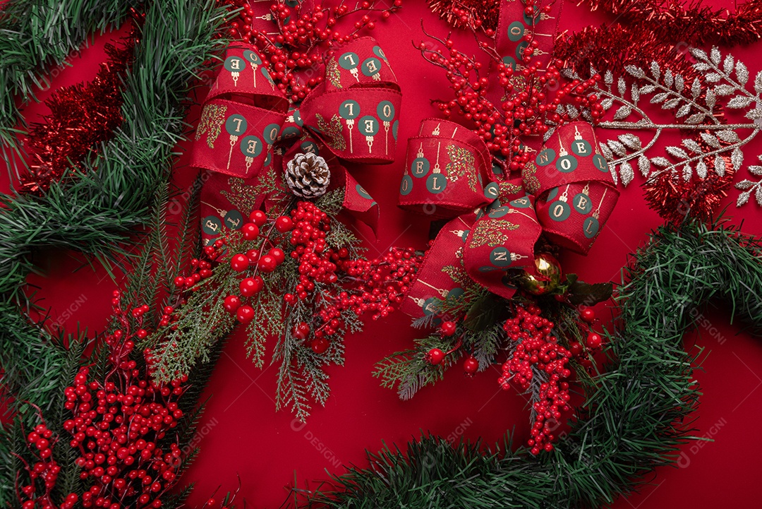 Decoração natalina festiva em fundo vermelho vibrante