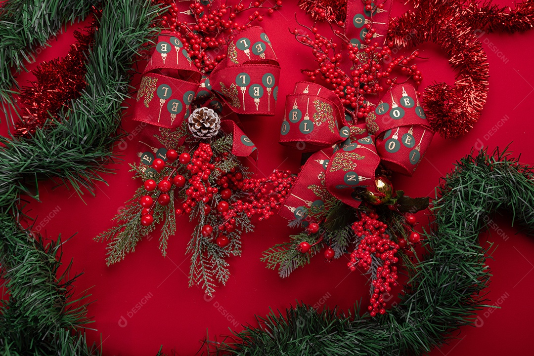 Decoração natalina festiva em fundo vermelho vibrante