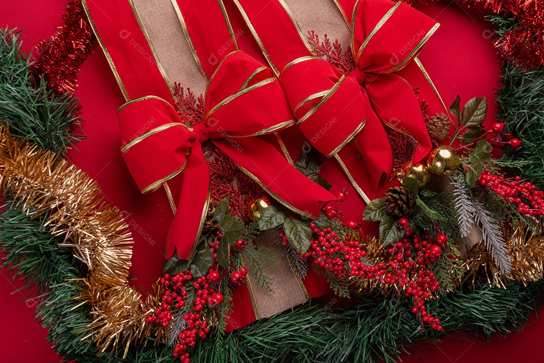 Decoração natalina festiva em fundo vermelho vibrante