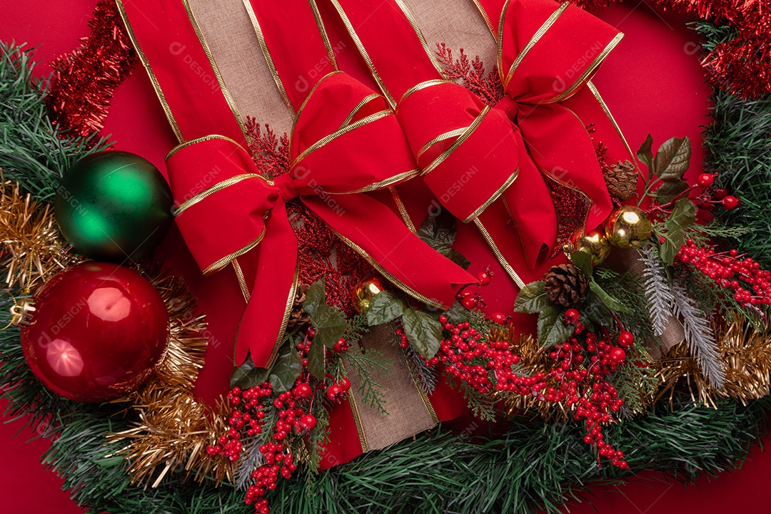 Decoração natalina festiva em fundo vermelho vibrante