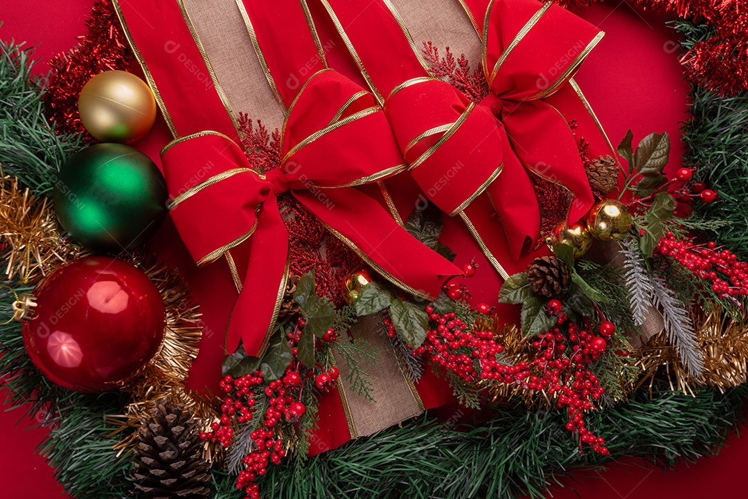 Decoração natalina festiva em fundo vermelho vibrante