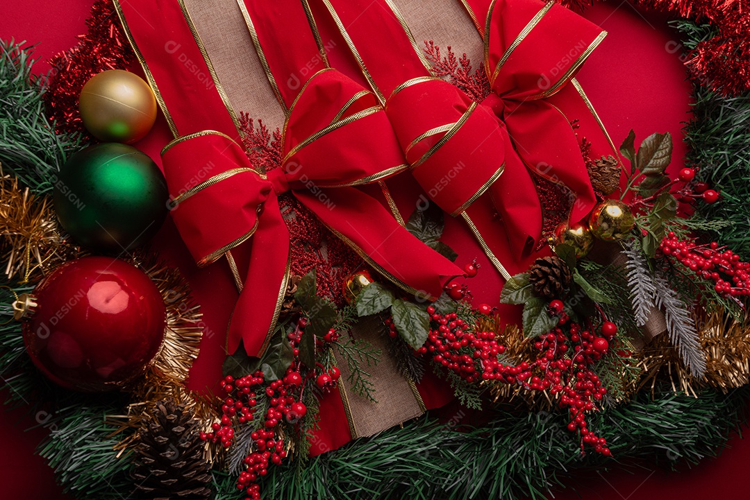 Decoração natalina festiva em fundo vermelho vibrante