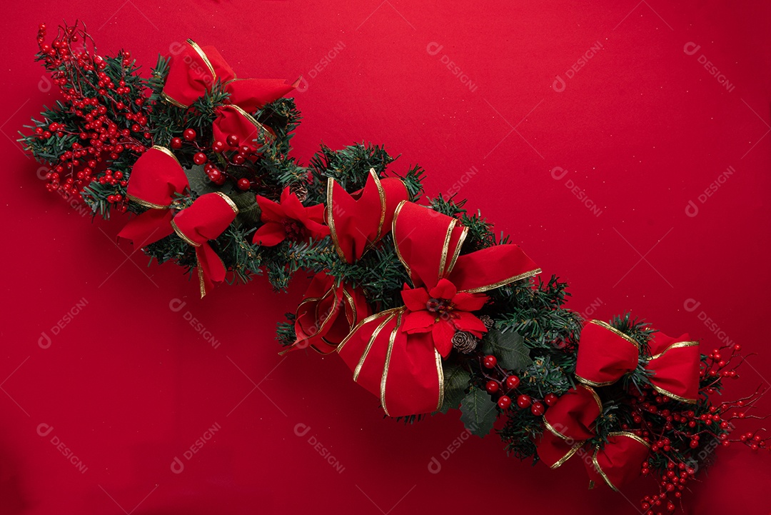 Decoração natalina festiva em fundo vermelho vibrante