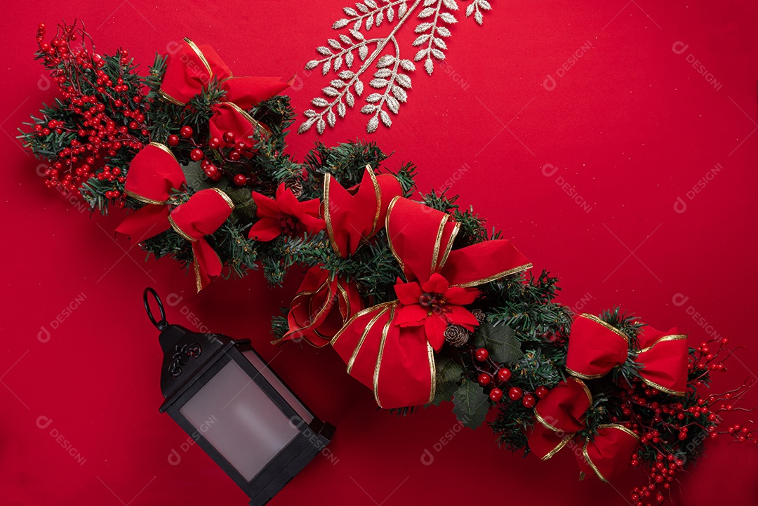 Decoração natalina festiva em fundo vermelho vibrante