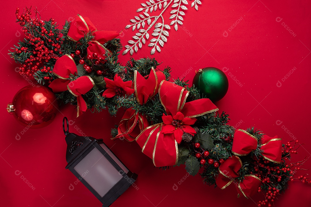 Decoração natalina festiva em fundo vermelho vibrante