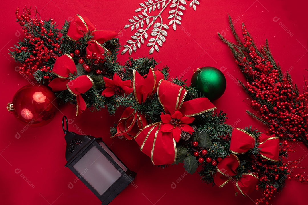 Decoração natalina festiva em fundo vermelho vibrante