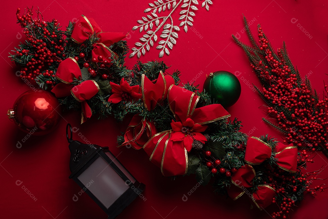 Decoração natalina festiva em fundo vermelho vibrante