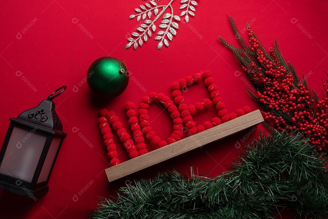 Decoração natalina festiva em fundo vermelho vibrante