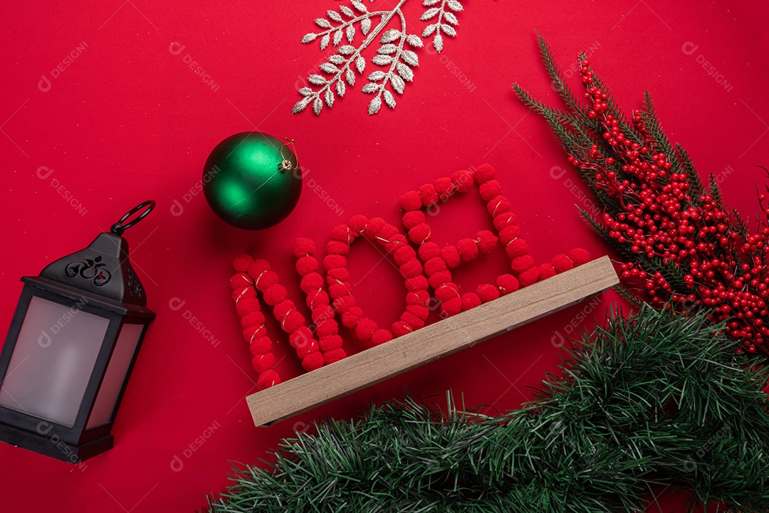 Decoração natalina festiva em fundo vermelho vibrante