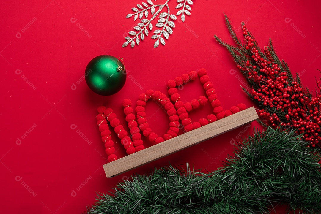 Decoração natalina festiva em fundo vermelho vibrante