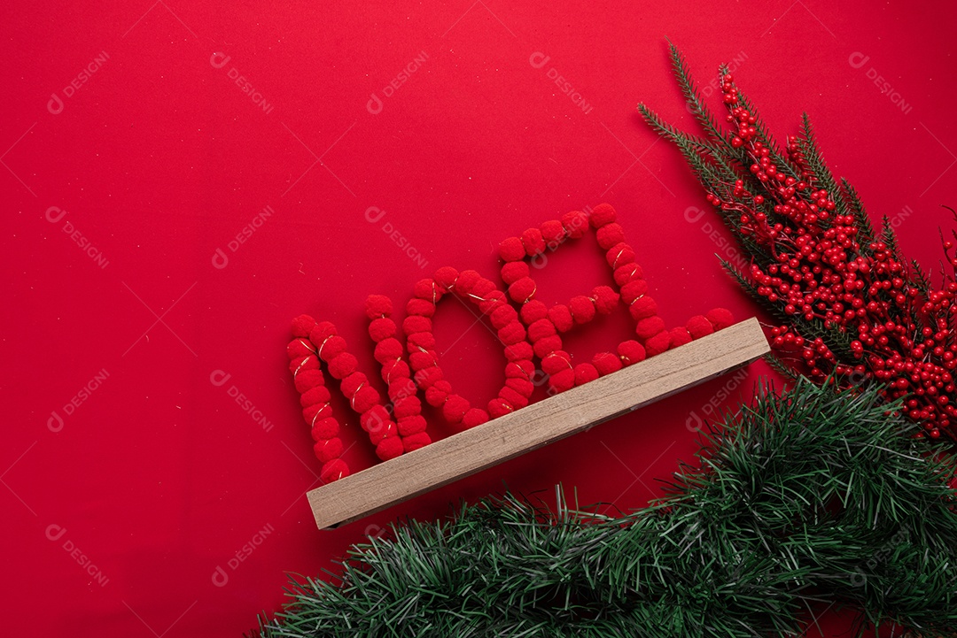 Decoração natalina festiva em fundo vermelho vibrante