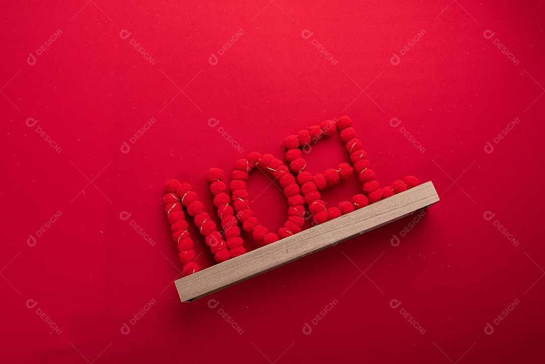 Decoração natalina festiva em fundo vermelho vibrante