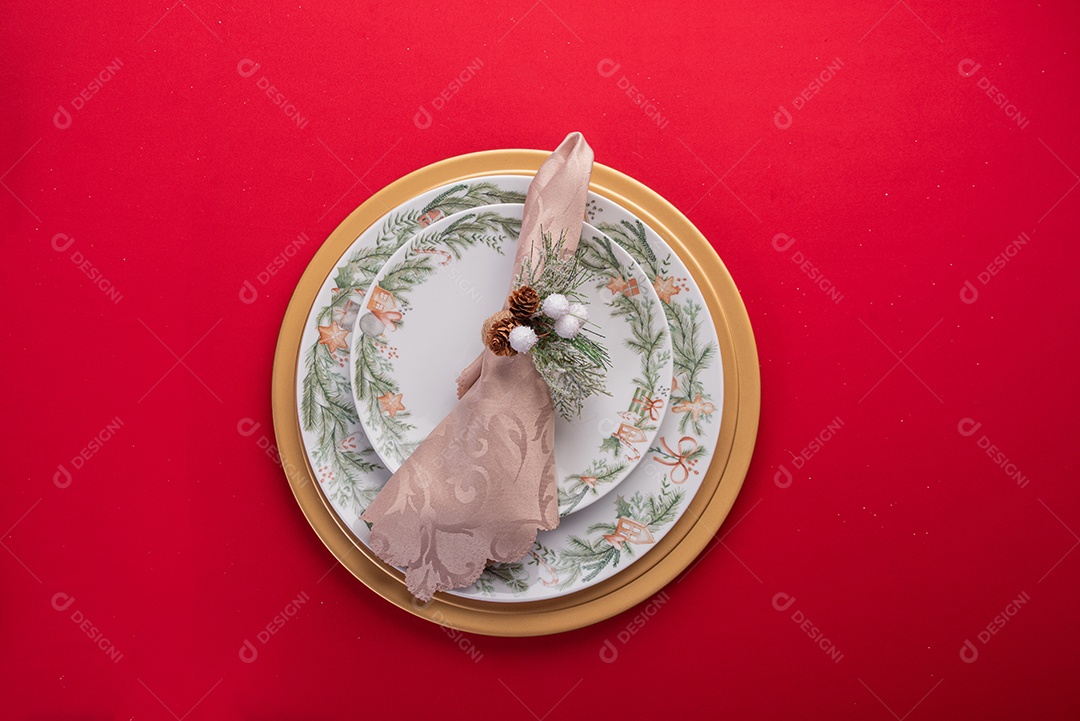 Decoração natalina festiva em fundo vermelho vibrante