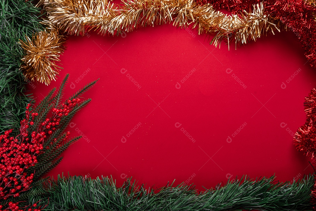 Decoração natalina festiva em fundo vermelho vibrante