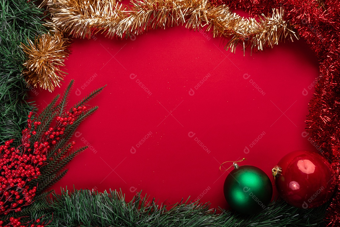 Decoração natalina festiva em fundo vermelho vibrante