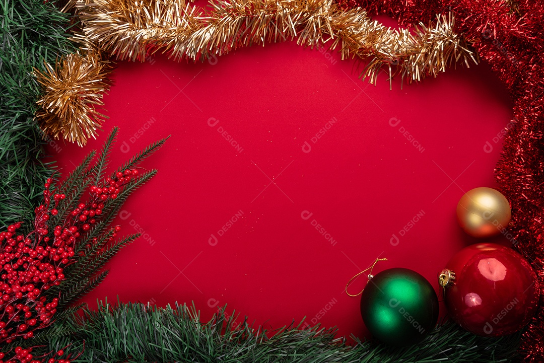 Decoração natalina festiva em fundo vermelho vibrante