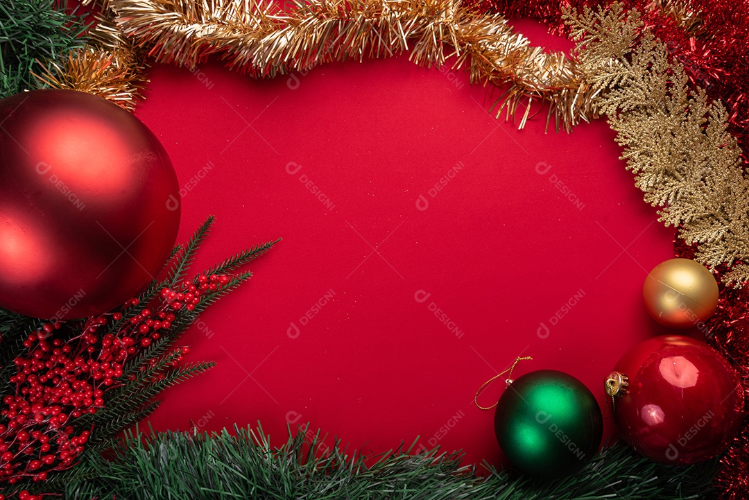 Decoração natalina festiva em fundo vermelho vibrante