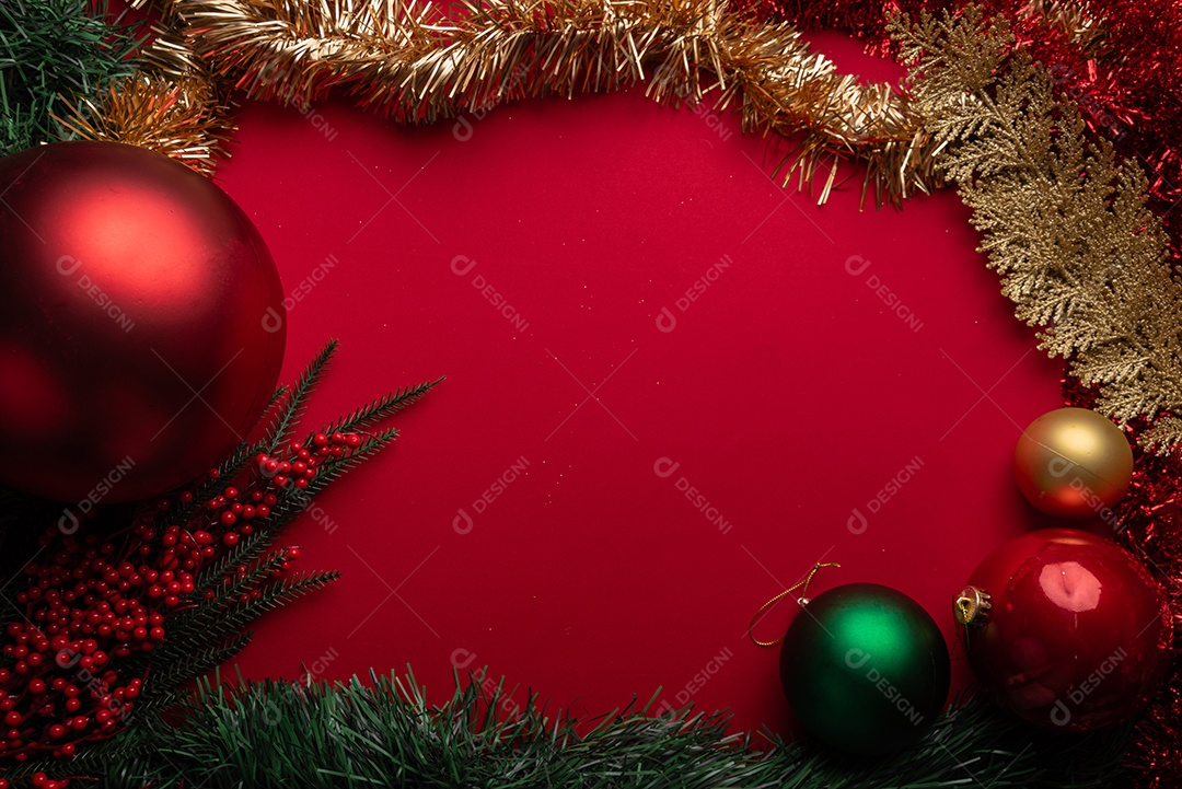 Decoração natalina festiva em fundo vermelho vibrante