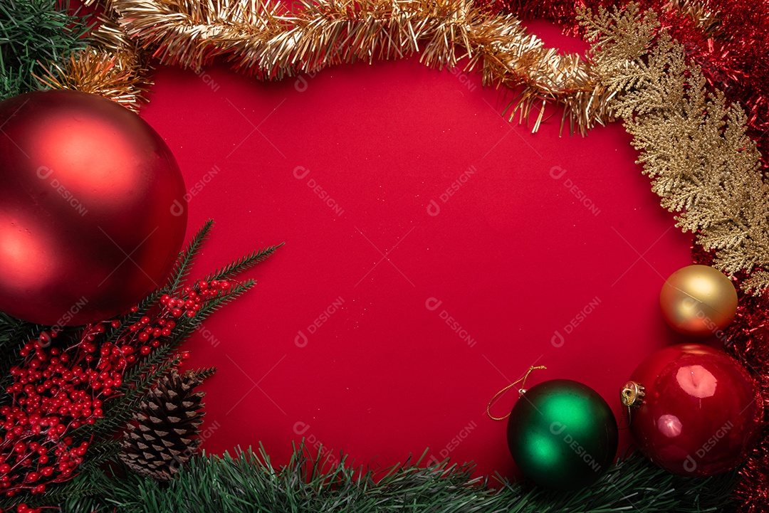 Decoração natalina festiva em fundo vermelho vibrante