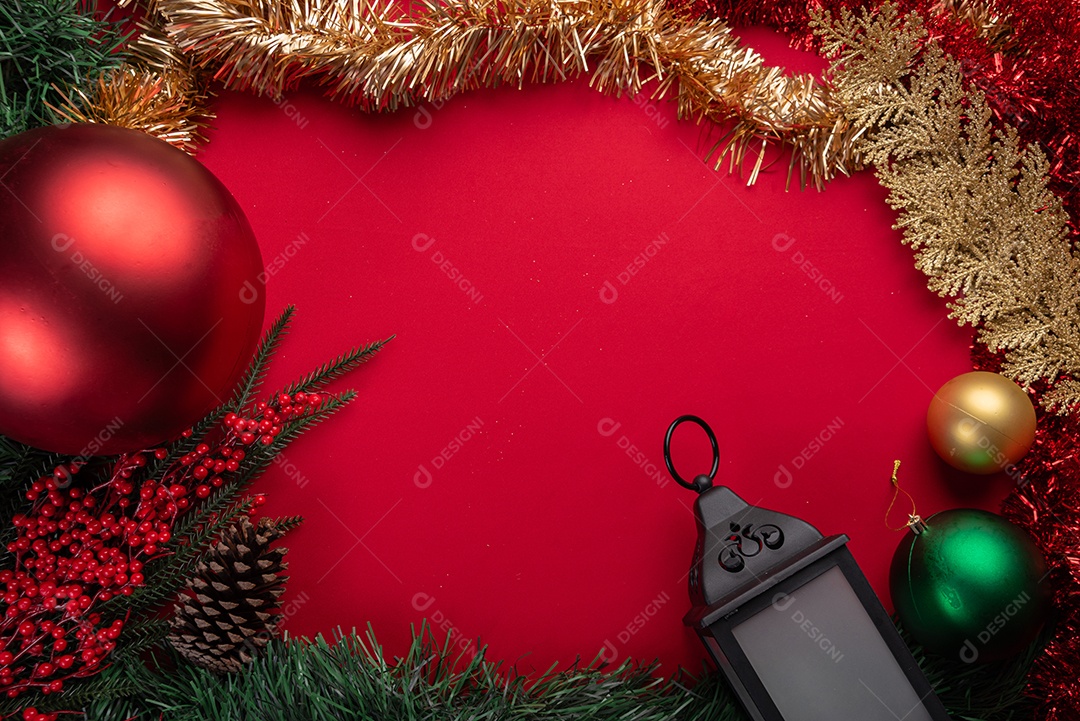 Decoração natalina festiva em fundo vermelho vibrante