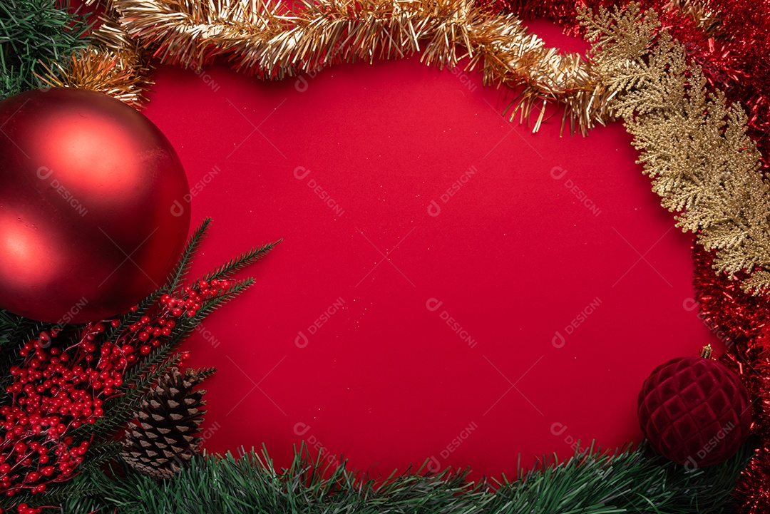 Decoração natalina festiva em fundo vermelho vibrante