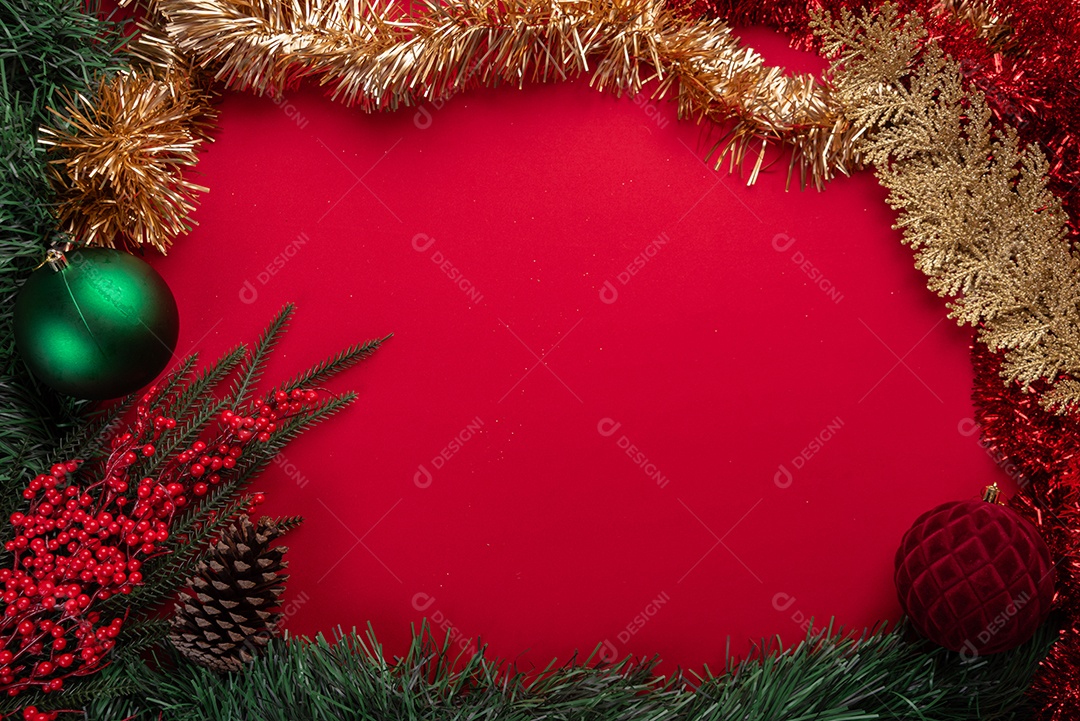 Decoração natalina festiva em fundo vermelho vibrante