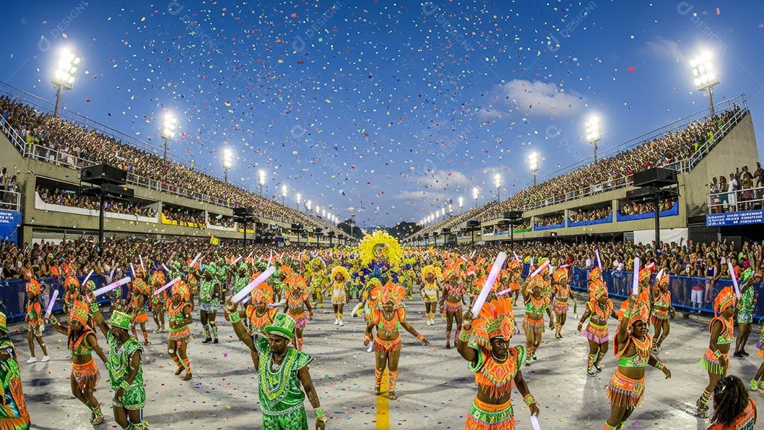 Um desfile de pessoas com trajes coloridos sob festival de carnaval.