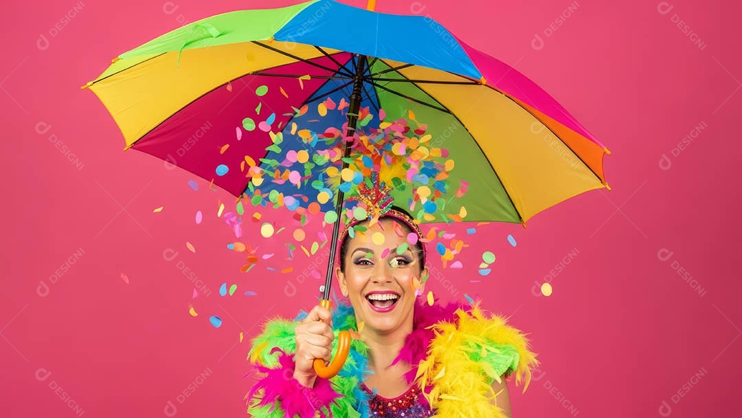 Linda mulher fantasiada sorridente em clima carnavalesco sob fundo isolado.