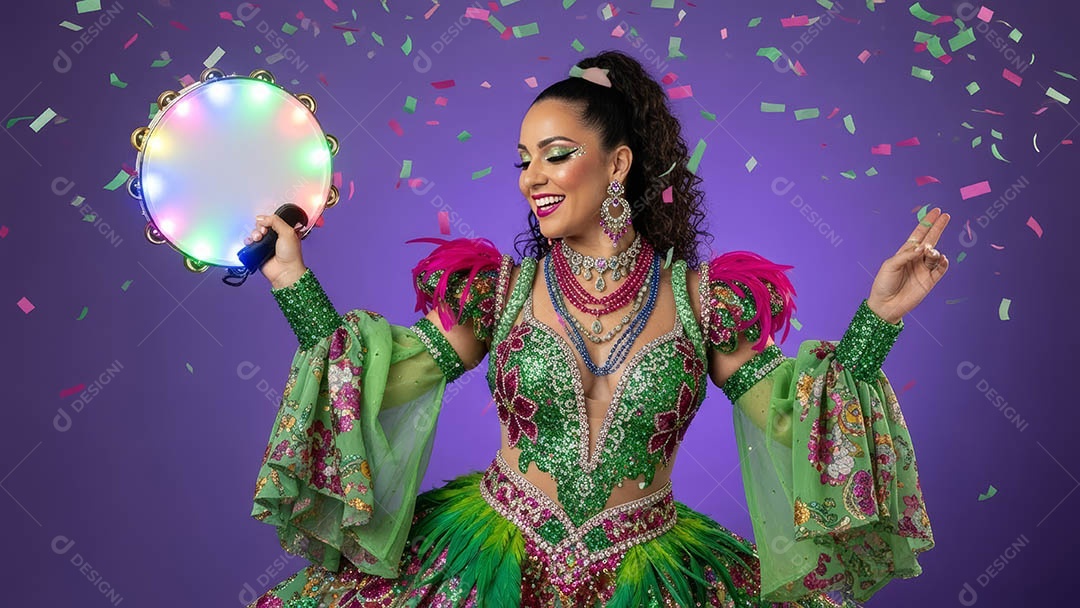 Linda mulher fantasiada sorridente em clima carnavalesco sob fundo isolado.